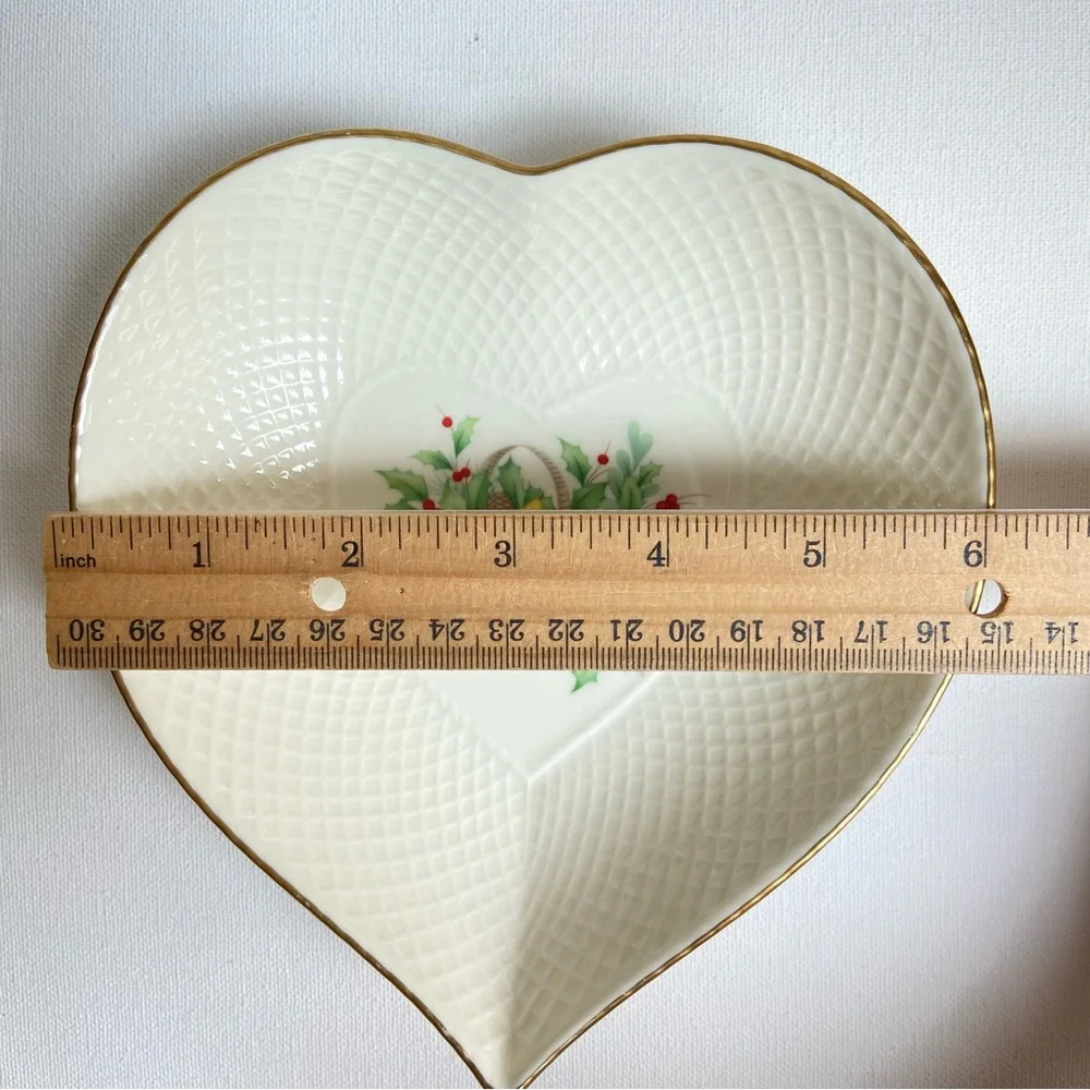 Mikasa Christmas Spirit Ivory Bone China Narumi Japan heart shaped trinket dish